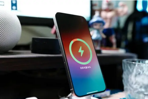 多文镇苹果15换屏服务分享用什么充电器给iPhone15充电更好 